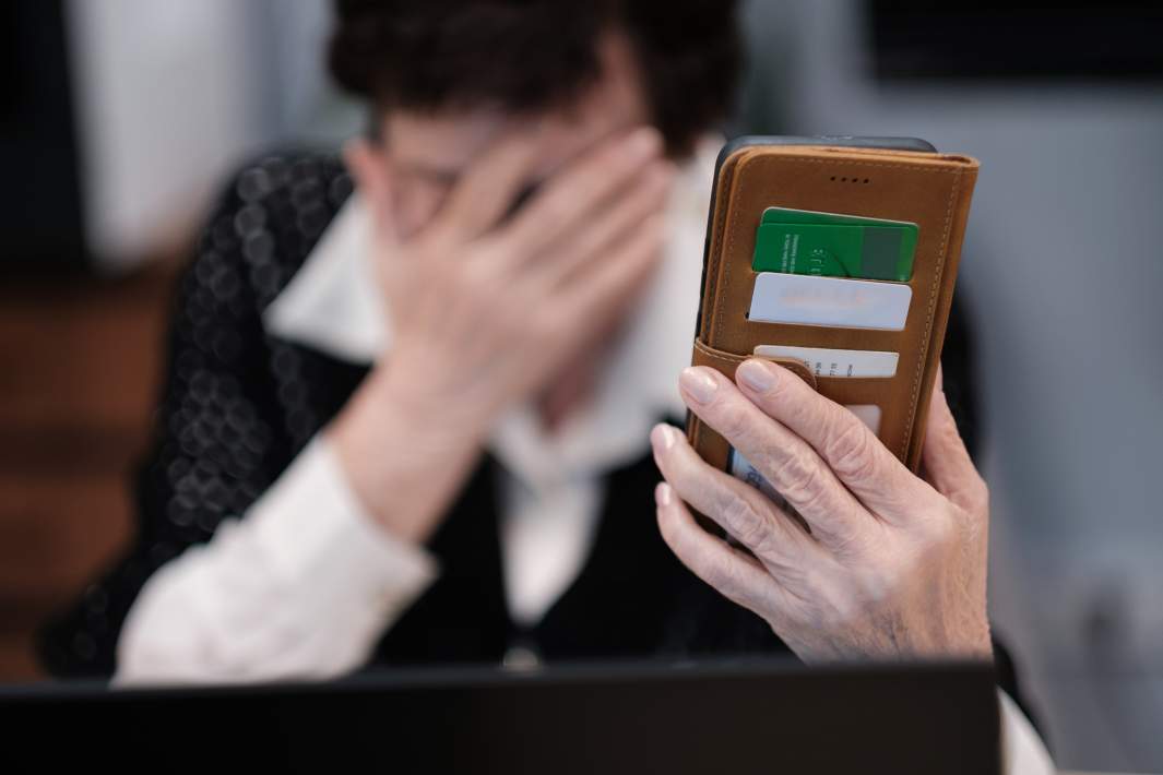 Женщина держит телефон в руке 