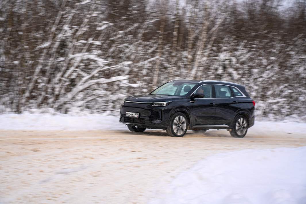 Тяговый электромотор Evolute i-Space развивает 218 л.с. и 330 Нм, бензиновый двигатель — 90 л.с. и 125 Нм. Разгон с места до сотни — 8,1 с, максимальная скорость — 190 км/ч