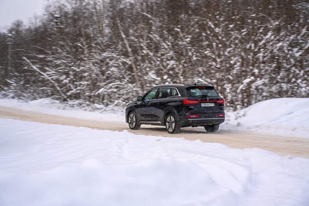 Заявленный средний расход — 5,6 л на 100 км. Запас хода по циклу WLTP — 1250 км, только на электротяге — 165 км. Емкость литий-железо-фосфатной батареи— 25,1 кВт*ч