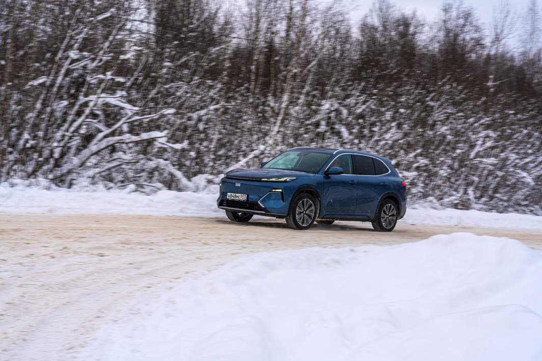 Тяговый электромотор EX5 EM-i развивает 218 л.с. и 262 Нм, бензиновый двигатель — 99 л.с. и 125 Нм. Разгон с места до «сотни» — 8,1 с, максимальная скорость — 170 км/ч