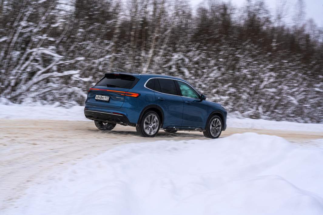 Заявленный средний расход — 6,2 л на 100 км. Запас хода по циклу WLTP — 943 км, только на электротяге — 111 км. Емкость литий-железо-фосфатной батареи — 18,4 кВт*ч