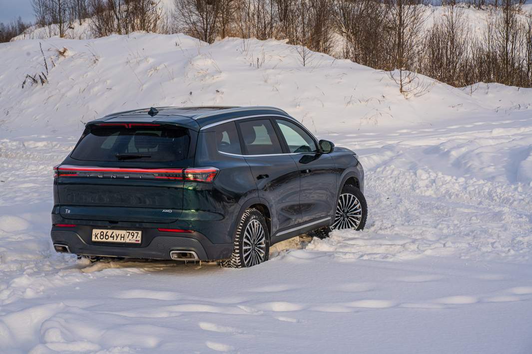 Габариты Tenet T8: 4725×1860×1705 мм, колесная база — 2710 мм. Заявленный клиренс — 196 мм. Диски 18 или 19 дюймов