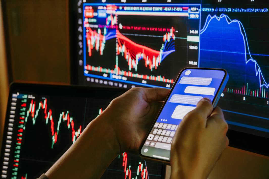 Телефон на фоне графика 