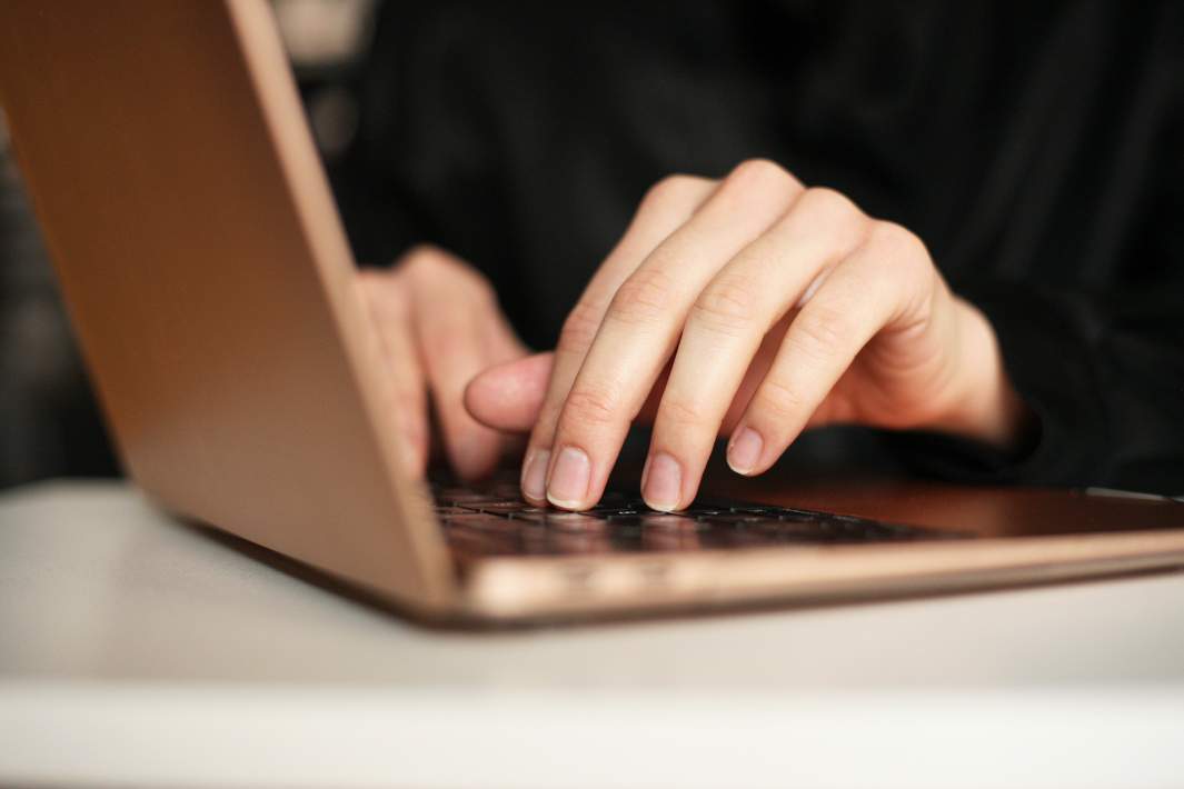 Рука на клавиатуре 