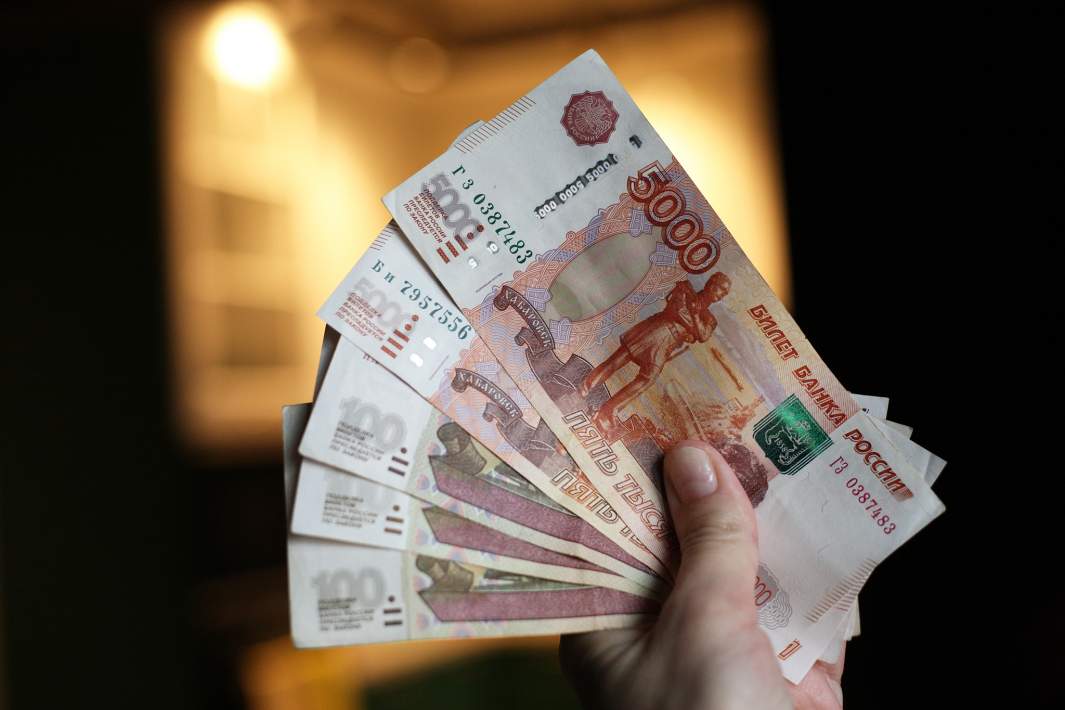 Рублевые купюры в руках