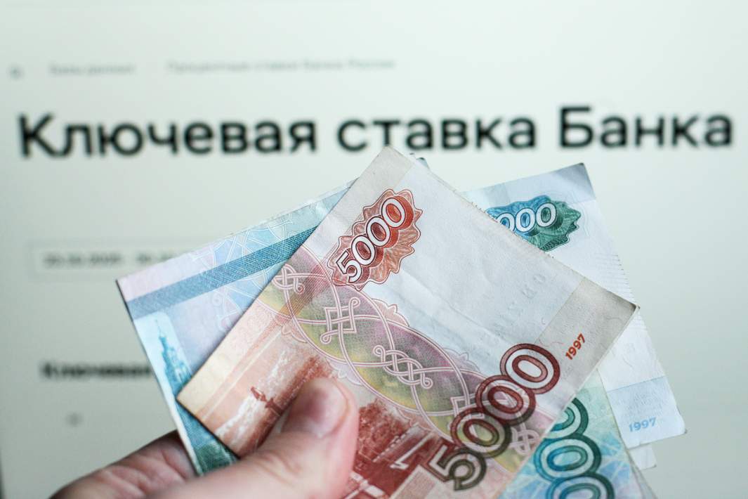 Рублевые купюры в руке 