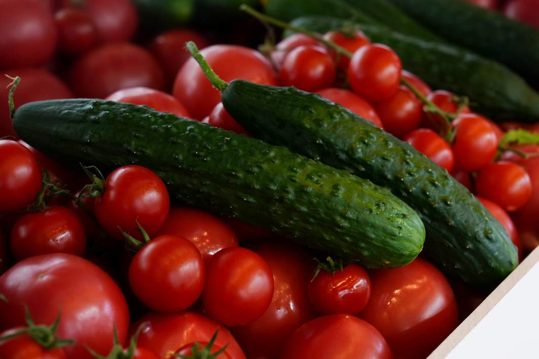 огурцы и помидоры