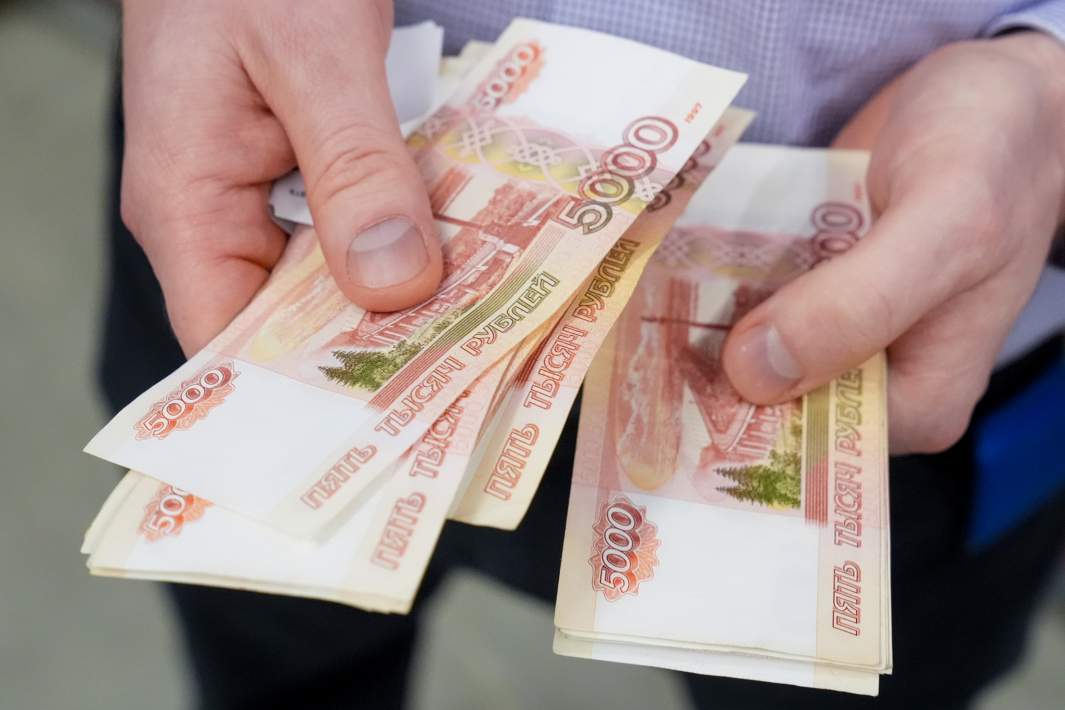 Рубли в руках 