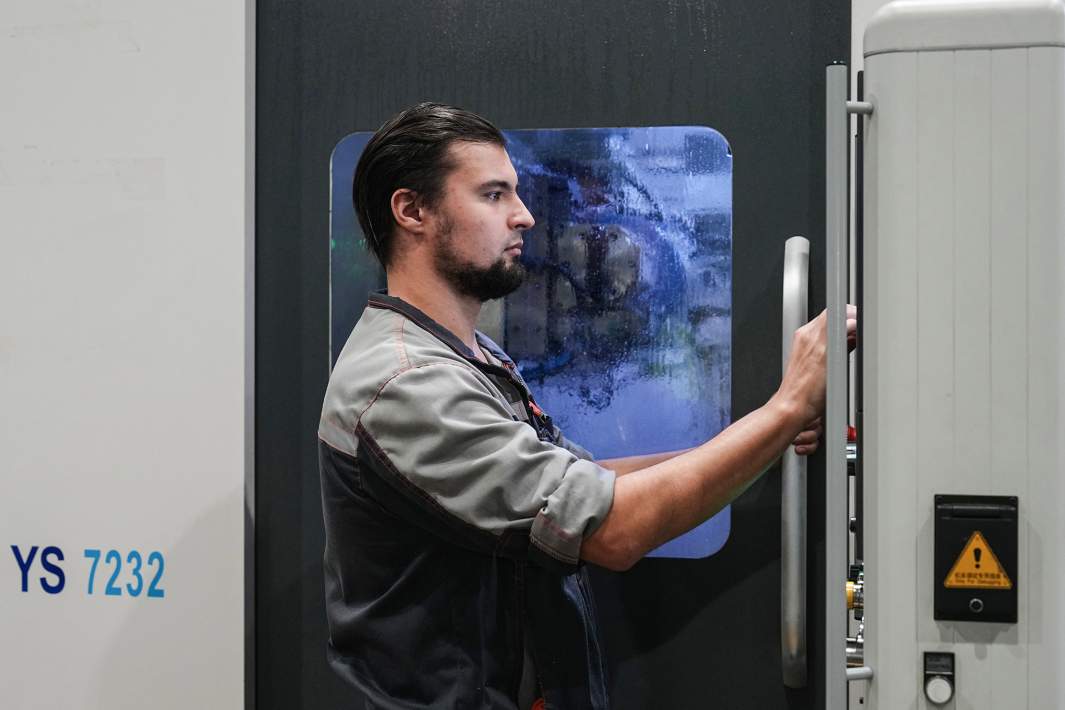 Рабочий на заводе 