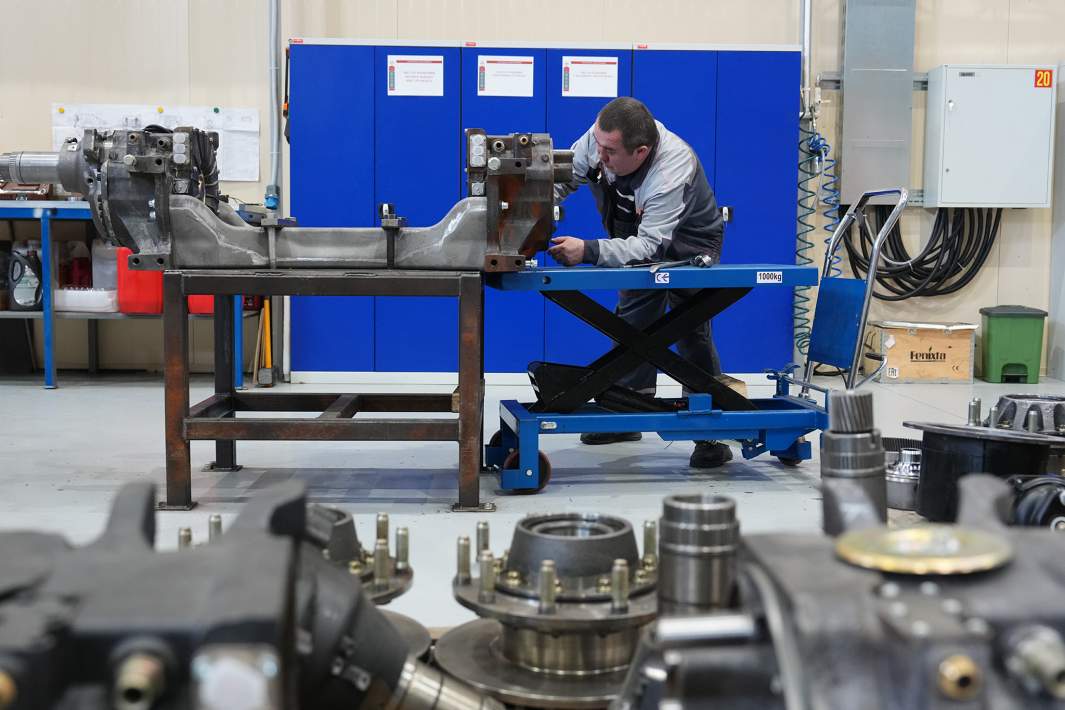 Рабочий на заводе 