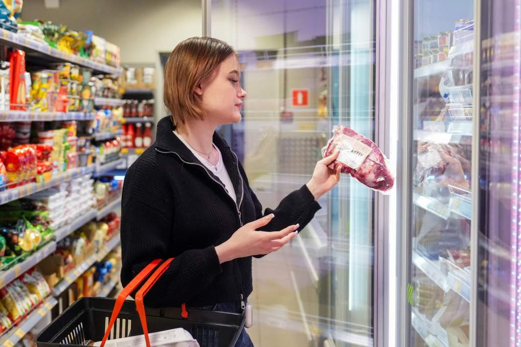 Покупательница в мясном отделе 