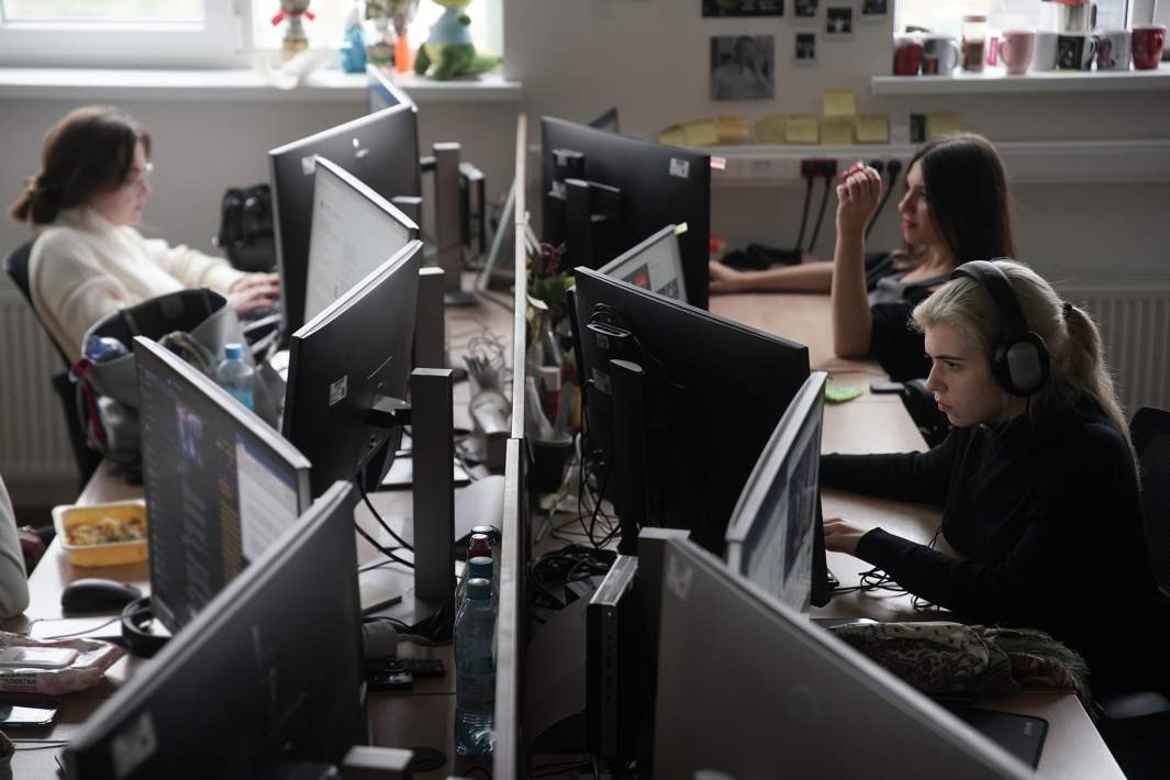 Сотрудники в офисе 