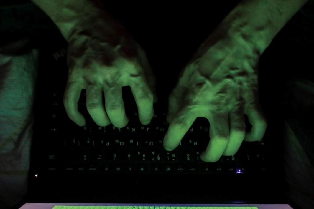 Руки на клавиатуре 