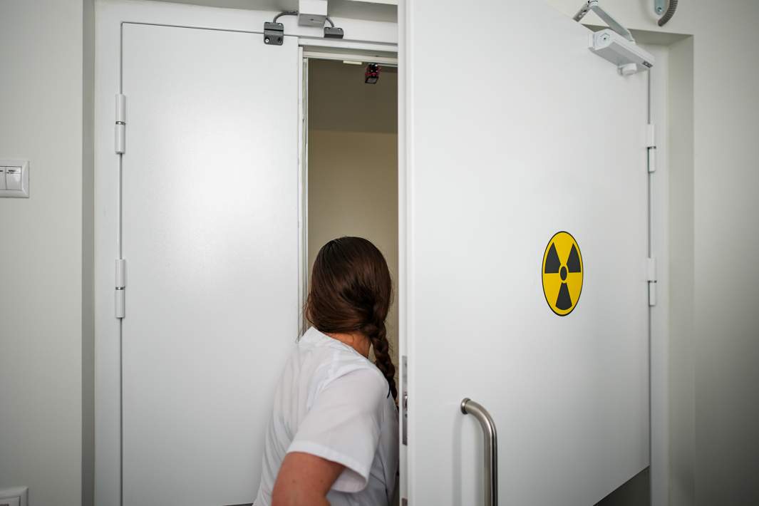 Медсестра заходит в кабинет 