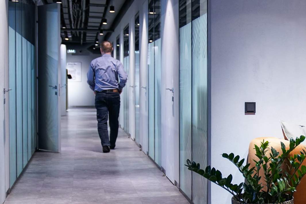 Мужчина в офисе 