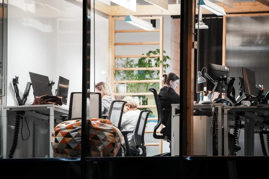 Работники в офисе 