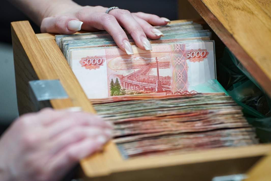 Рублевые купюры в ящике 