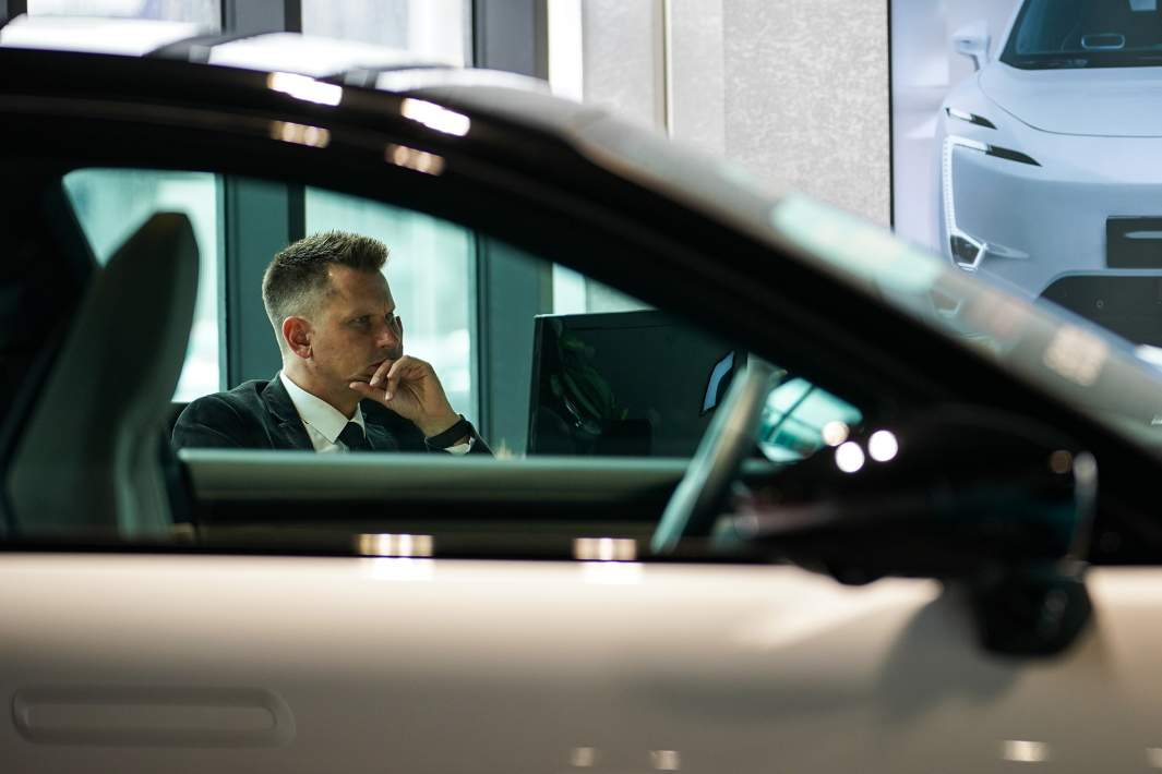 Сотрудник дилерского центра 