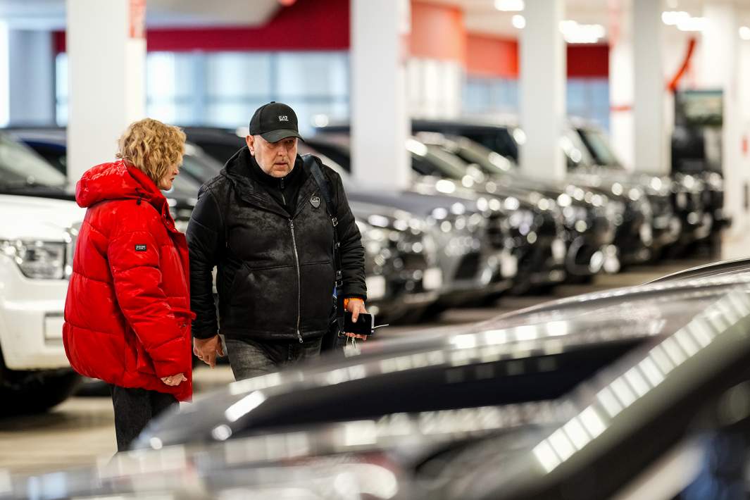 Покупатели в дилерском центре 