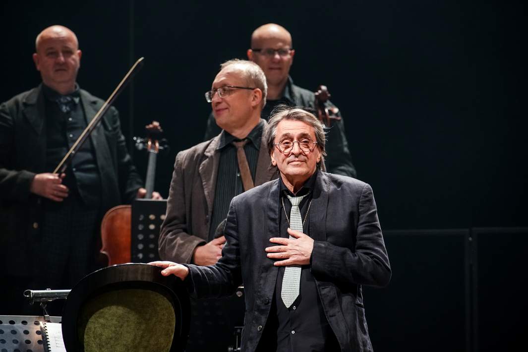 Камерный ансамбль «Солисты Москвы» под руководством дирижера Юрия Башмета (на первом плане) перед началом спектакля «О любви» (5 пудов любви, 22 несчастья, 33 истерики) режиссера Полины Агуреевой