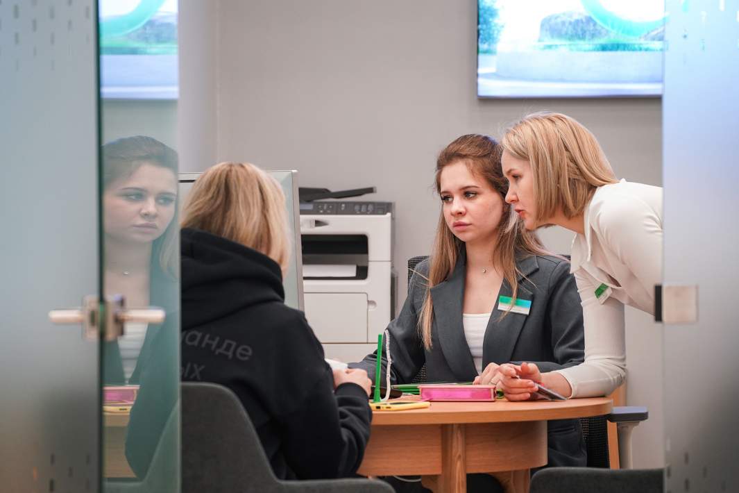 Посетитель в банковском отделении 