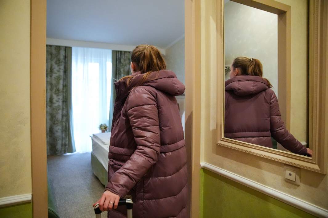 Девушка с чемоданом в номере 