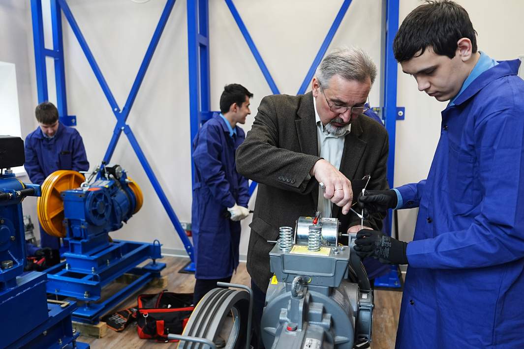 Преподаватель с учащимися колледжа во время практических занятий