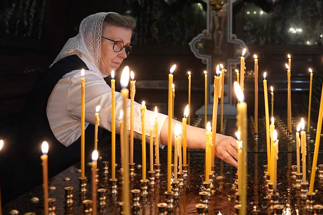 Прихожанка во время богослужения