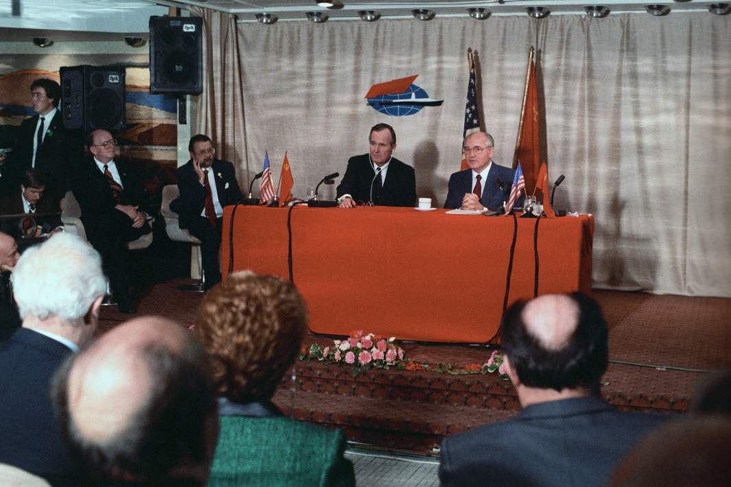 Совместная пресс-конференция Генерального секретаря ЦК КПСС, Председателя Верховного Совета СССР Михаила Горбачева и Президента США Джорджа Буша на Мальте. 3 декабря 1989 года