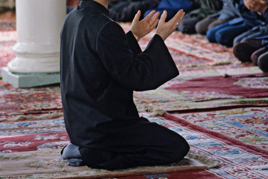 Служба в мечети 