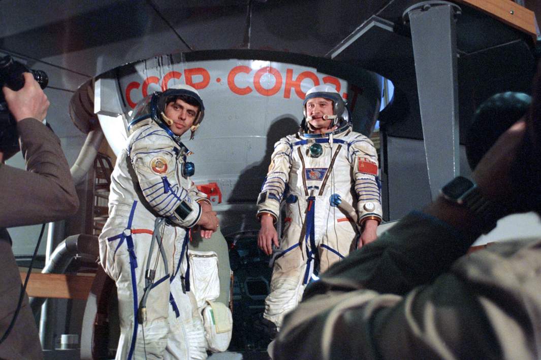 Члены экипажа космического корабля «Союз-Т-15» Леонид Кизим (справа) и Владимир Соловьев в Центре подготовки космонавтов им. Ю. Гагарина готовятся к полету