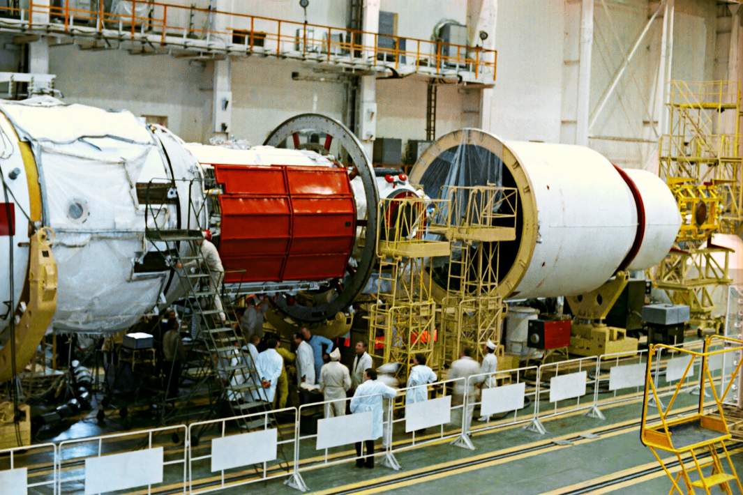 Орбитальная научная станция «Мир» во время наземной подготовки в цеху Космического центра имени Хруничева