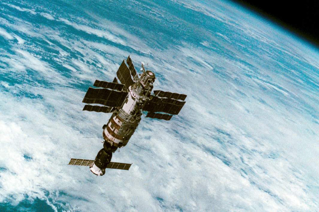 Орбитальная станция «Салют-7» с космическим кораблем «Союз-Т-14» во время полета