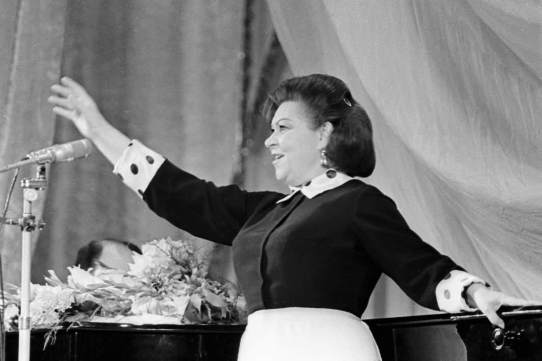 Народная артистка СССР Клавдия Ивановна Шульженко во время концерта
