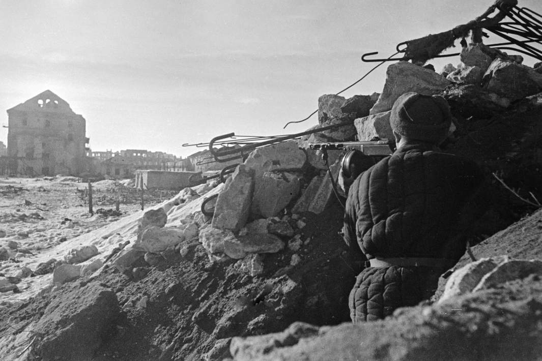 Автоматчик 42-го гвардейского стрелкового полка 13-гвардейскрй стрелковой дивизии ведет огонь из засады