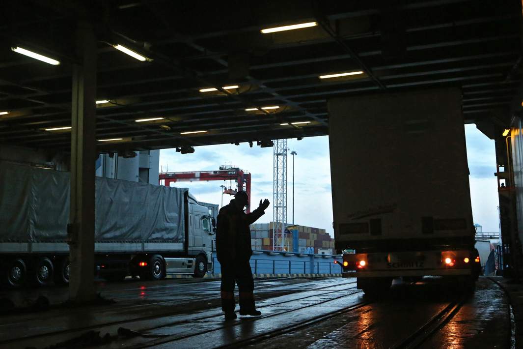 Разгрузка фуры 