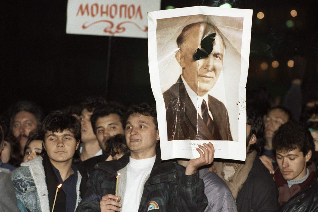 Митинг протеста против президента Тодора Живкова в Софии. 1 декабря 1989 года