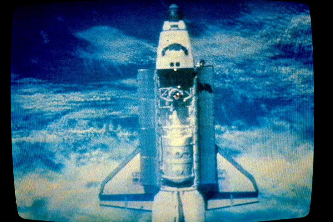 Стыковка российской орбитальной станции «Мир» с американским космическим кораблем «Атлантис». Съемка со станции «Мир»