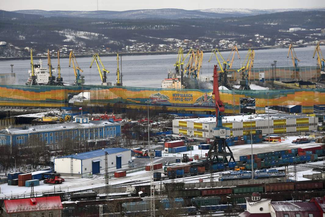 Мурманский морской торговый порт на восточном берегу Кольского залива