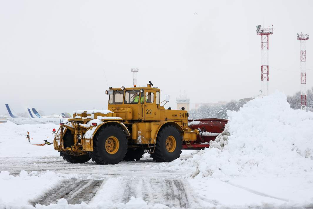 Уборка снега в аэропорту 