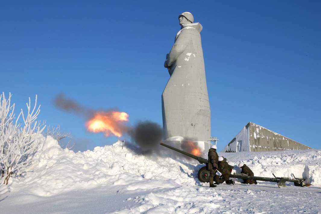 Военнослужащие во время военно-патриотической акции «Выстрел Памяти» в честь празднования Дня защитника Отечества у мемориального комплекса «Защитникам Советского Заполярья в годы Великой Отечественной войны» в Мурманске