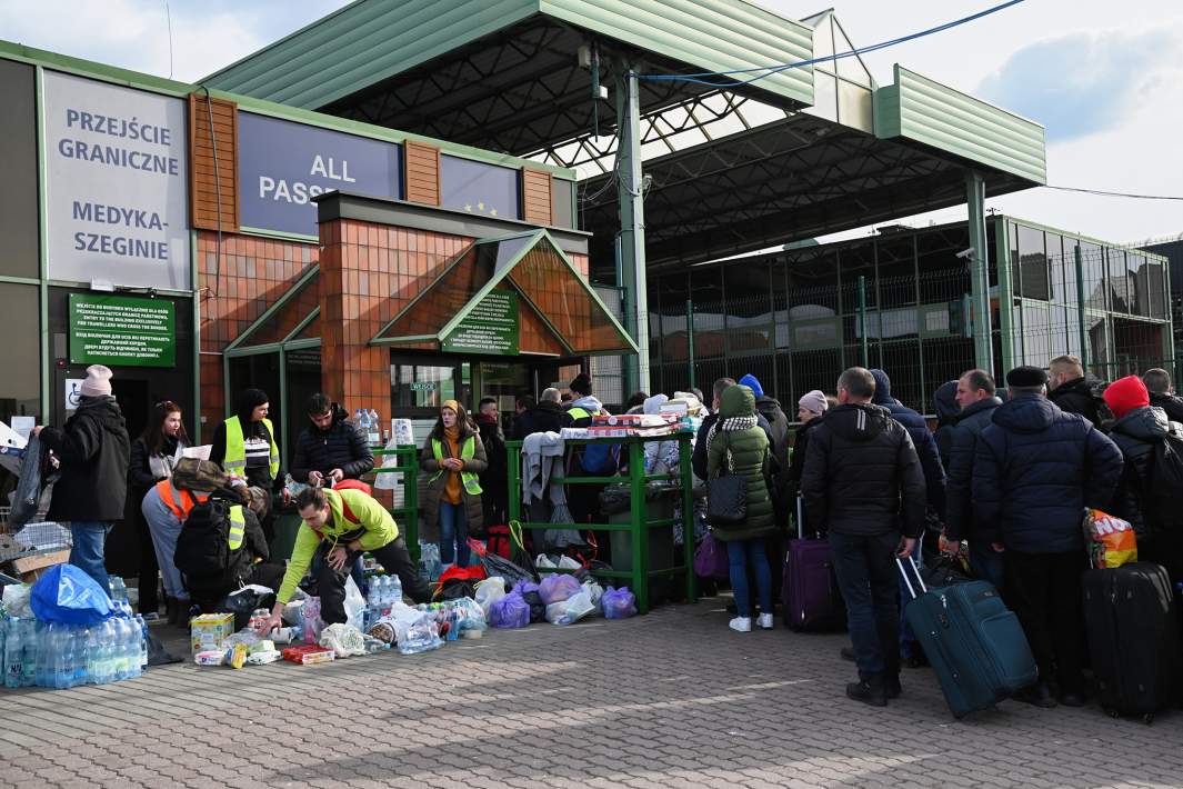 Жители Украины на контрольно-пропускном пункте Медыка-Шегини на польско-украинской границе