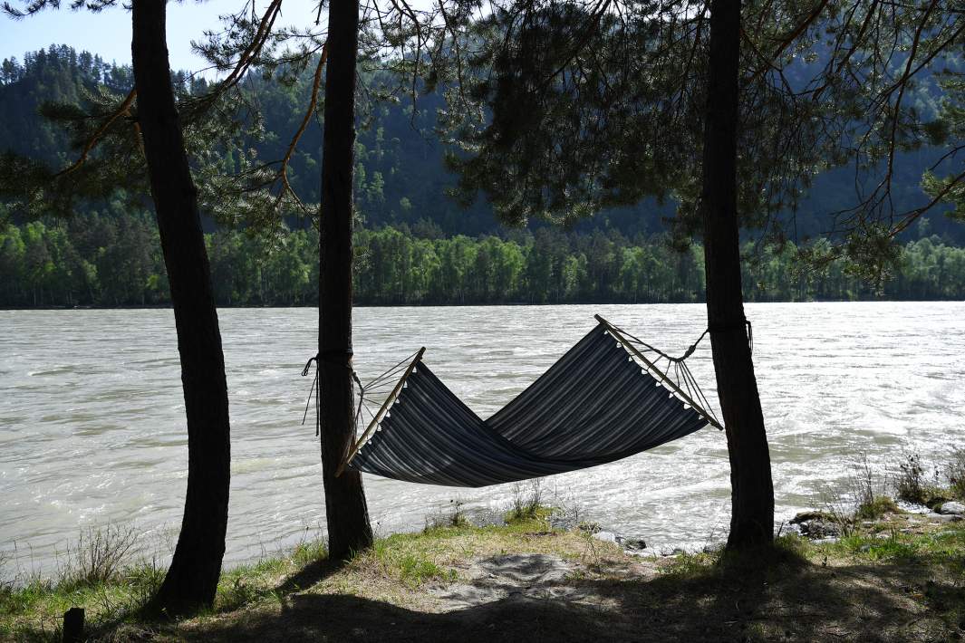 Гамак на берегу реки