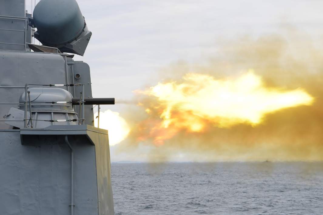 Стрельба из корабельной установки