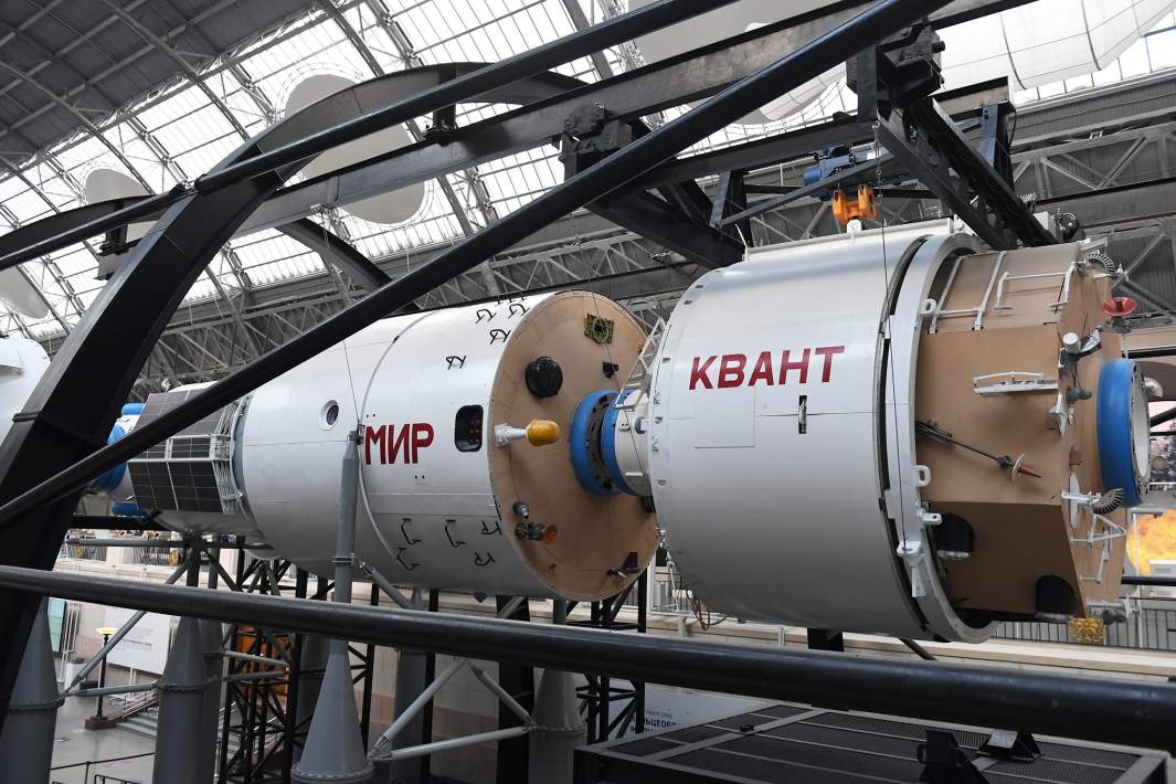 Макет орбитальной научной станции «Мир» в павильоне «Космос» на ВДНХ в Москве