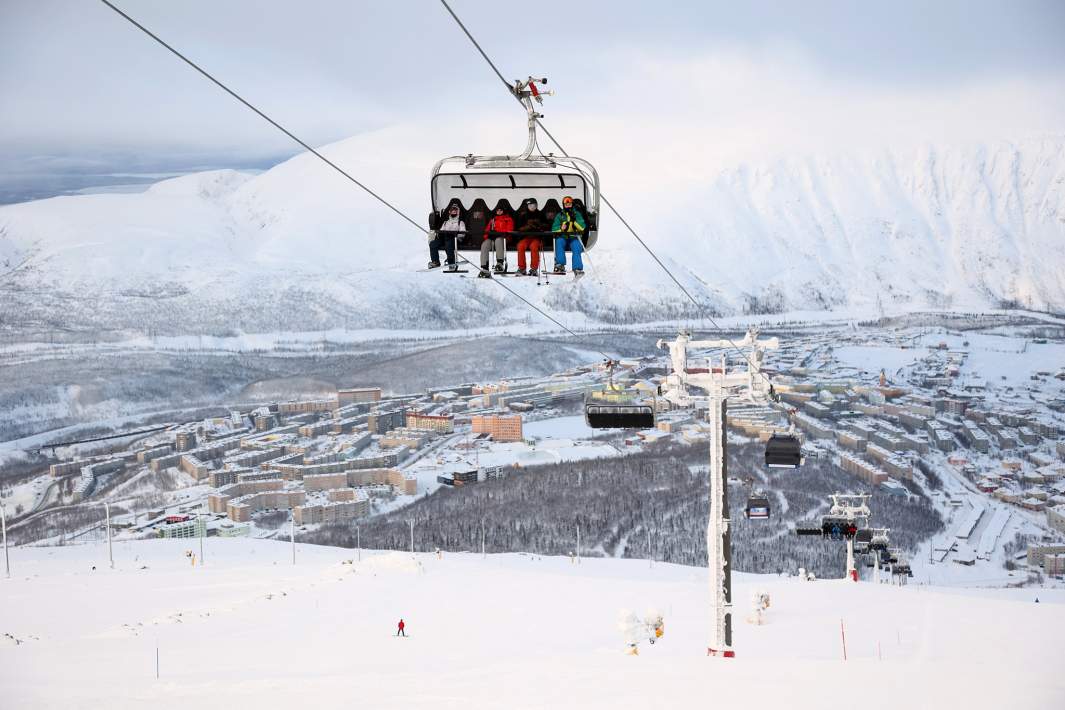 Отдыхающие на подъемнике на горнолыжном курорте «Большой Вудъявр»