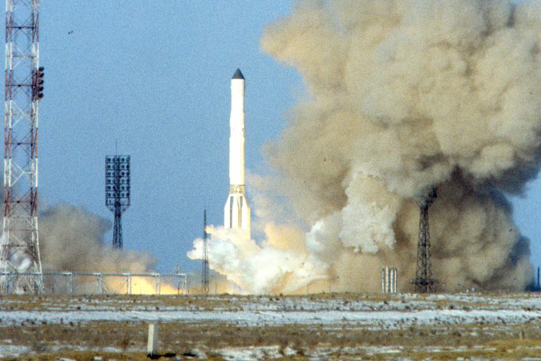 Старт ракеты-носителя «Протон-К» с базовым блоком космической станции «Мир» с космодрома Байконур. 19 февраля 1986 года