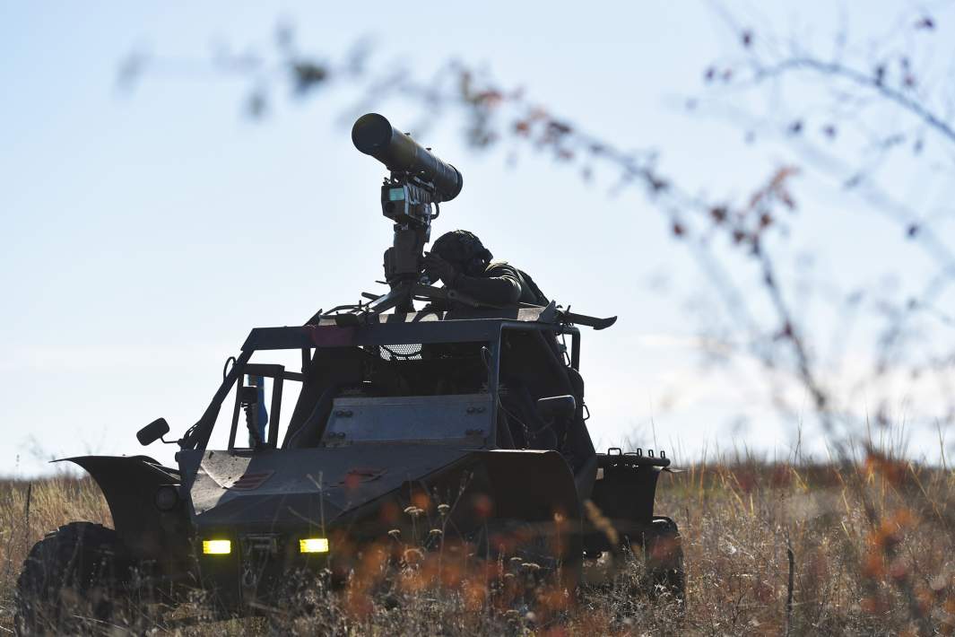 Противотанковый ракетный комплекс (ПТРК) "Корнет" на базе багги