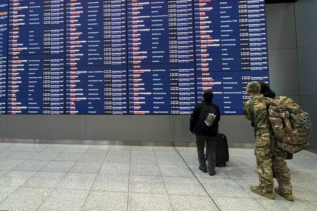 Военнослужащий в аэропорту 