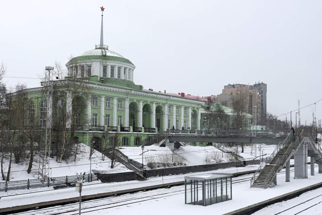 Здание железнодорожного вокзала в Мурманске